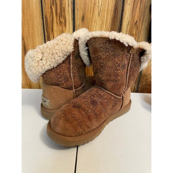 UGG Bailey boots fur lined button pull on logo size women’s 7 tan - Picture 9 of 10